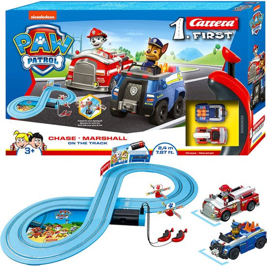 "Carrera First PAW Patrol On the Track - Racebaan 2,4 m" kan worden herschreven als "Carrera First PAW Patrol On the Track - 2.4m Race Track". 
De Engelse productnaam zonder leestekens eromheen is "Carrera First PAW Patrol On the Track 2.4m Race Track".
