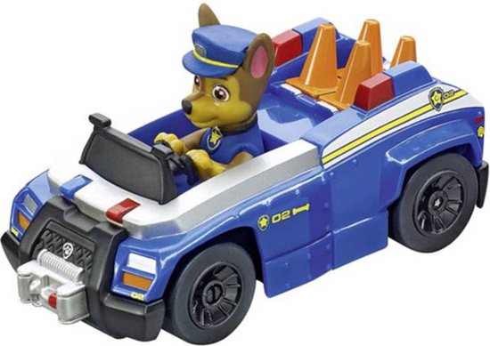 "Carrera First PAW Patrol On the Track - Racebaan 2,4 m" kan worden herschreven als "Carrera First PAW Patrol On the Track - 2.4m Race Track". 
De Engelse productnaam zonder leestekens eromheen is "Carrera First PAW Patrol On the Track 2.4m Race Track".