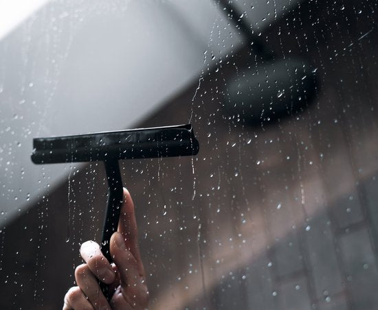 "Douchewisser met Ophangsysteem - Zwart - Badkamer Accessoires - Raamwisser - Trekker Douche - Silicone - Afmetingen: 21cm x 16cm"
English product name: Shower Squeegee with Hanging System - Black