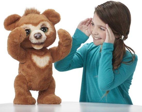 "FurReal Cubby de Beer - Interactieve Knuffel" kan worden herschreven als: "Interactieve Knuffel - FurReal Cubby de Beer". 
De Engelse productnaam zou zijn: "FurReal Cubby the Bear Interactive Plush".