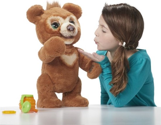 "FurReal Cubby de Beer - Interactieve Knuffel" kan worden herschreven als: "Interactieve Knuffel - FurReal Cubby de Beer". 
De Engelse productnaam zou zijn: "FurReal Cubby the Bear Interactive Plush".