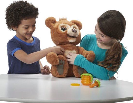 "FurReal Cubby de Beer - Interactieve Knuffel" kan worden herschreven als: "Interactieve Knuffel - FurReal Cubby de Beer". 
De Engelse productnaam zou zijn: "FurReal Cubby the Bear Interactive Plush".