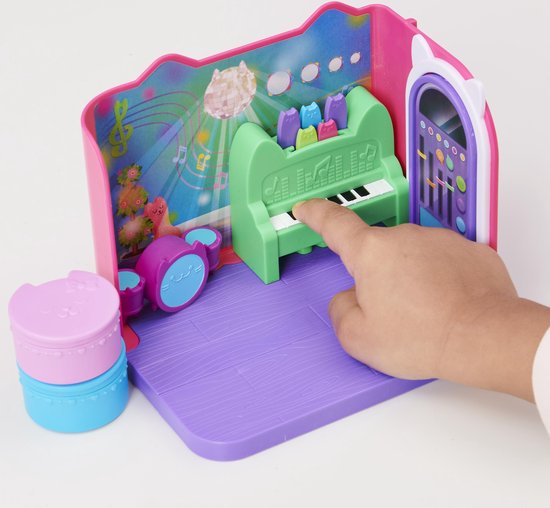 "DJ Kattenkruid Muziekkamer-speelset in Gabby's Poppenhuis" 
"DJ Catnip Music Room Playset"