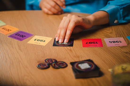 "Jumbo Hitster Partyspel - Nederlandstalig Actiespel"
Productnaam in het Engels: "Jumbo Hitster Party Game"