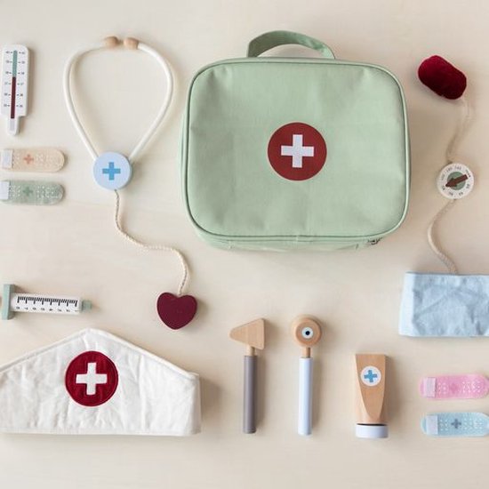 "Little Dutch Houten Speelgoed Doktersset" kan herschreven worden als "Houten Speelgoed Doktersset van Little Dutch". De Engelse productnaam zou dan "Wooden Toy Doctor Set by Little Dutch" zijn.