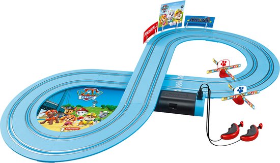 "Carrera First PAW Patrol On the Track - Racebaan 2,4 m" kan worden herschreven als "Carrera First PAW Patrol On the Track - 2.4m Race Track". 

De Engelse productnaam zonder leestekens eromheen is "Carrera First PAW Patrol On the Track 2.4m Race Track".