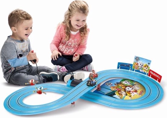 "Carrera First PAW Patrol On the Track - Racebaan 2,4 m" kan worden herschreven als "Carrera First PAW Patrol On the Track - 2.4m Race Track". 

De Engelse productnaam zonder leestekens eromheen is "Carrera First PAW Patrol On the Track 2.4m Race Track".