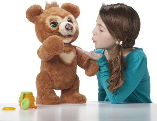 "FurReal Cubby de Beer - Interactieve Knuffel" kan worden herschreven als: "Interactieve Knuffel - FurReal Cubby de Beer". 

De Engelse productnaam zou zijn: "FurReal Cubby the Bear Interactive Plush".