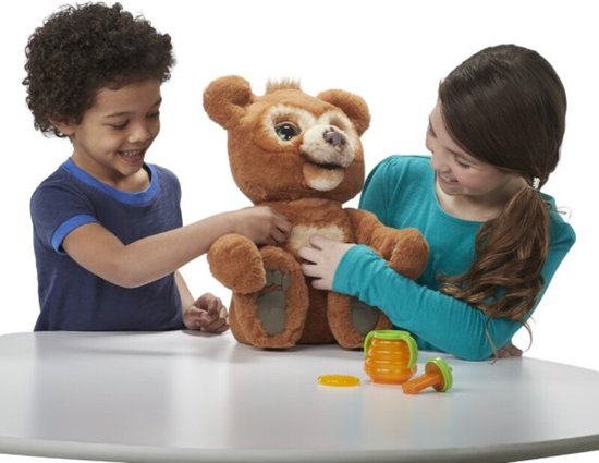 "FurReal Cubby de Beer - Interactieve Knuffel" kan worden herschreven als: "Interactieve Knuffel - FurReal Cubby de Beer". 

De Engelse productnaam zou zijn: "FurReal Cubby the Bear Interactive Plush".