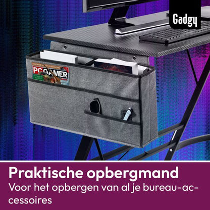 "Gadgy Carbon PRO Gaming Desk - 130 CM Wide Gaming Corner Desk - Gaming Desk with Carbon Details - Gaming Desk with Headphone Holder, Screen Riser & Storage Basket - Level Up with Gadgy - Black Carbon"

Productnaam in het Engels: Gadgy Carbon PRO Gaming Desk