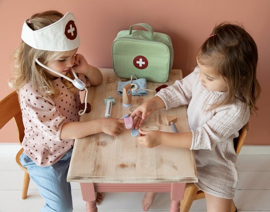 "Little Dutch Houten Speelgoed Doktersset" kan herschreven worden als "Houten Speelgoed Doktersset van Little Dutch". De Engelse productnaam zou dan "Wooden Toy Doctor Set by Little Dutch" zijn.