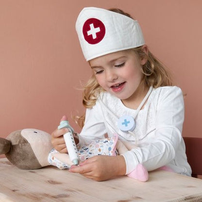 "Little Dutch Houten Speelgoed Doktersset" kan herschreven worden als "Houten Speelgoed Doktersset van Little Dutch". De Engelse productnaam zou dan "Wooden Toy Doctor Set by Little Dutch" zijn.